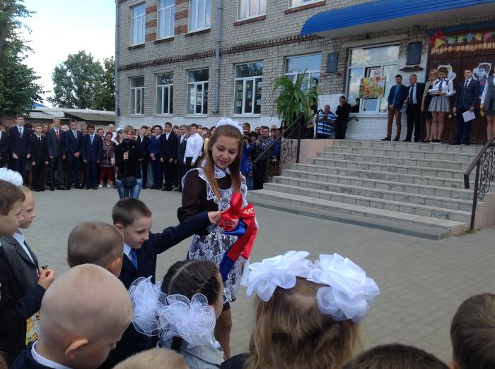 В школах города Клинцы прошли торжественные линейки, посвященные Дню знаний