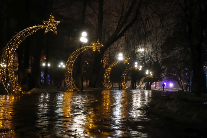 В Центральном сквере города Клинцы установили новогоднюю инсталляцию
