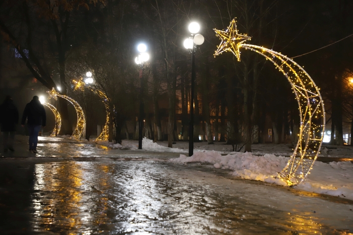 В Центральном сквере города Клинцы установили новогоднюю инсталляцию