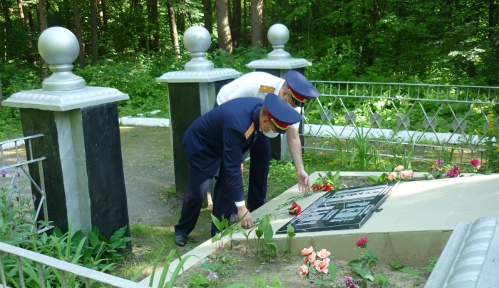 Клинцовские следователи почтили память погибших мирных жителей в годы Великой Отечественной войны