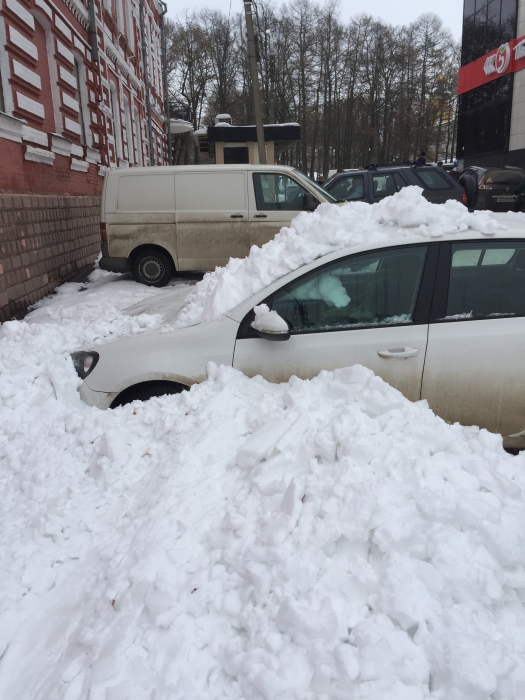В Клинцах при схождении снега с крыши повреждены несколько автомобилей