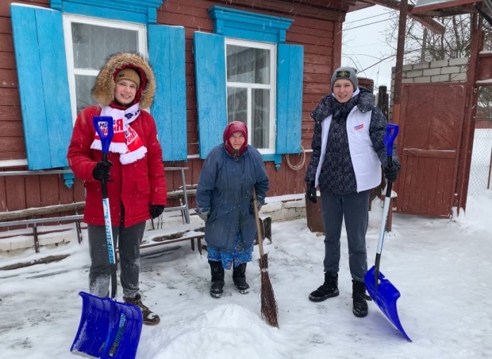 В Клинцах волонтёры помогли бабушке расчистить двор от снега