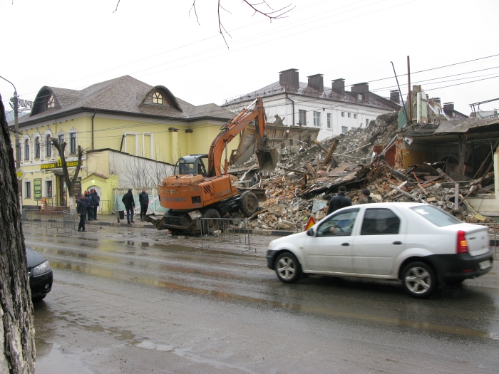 В Клинцах снесли здание в центре города