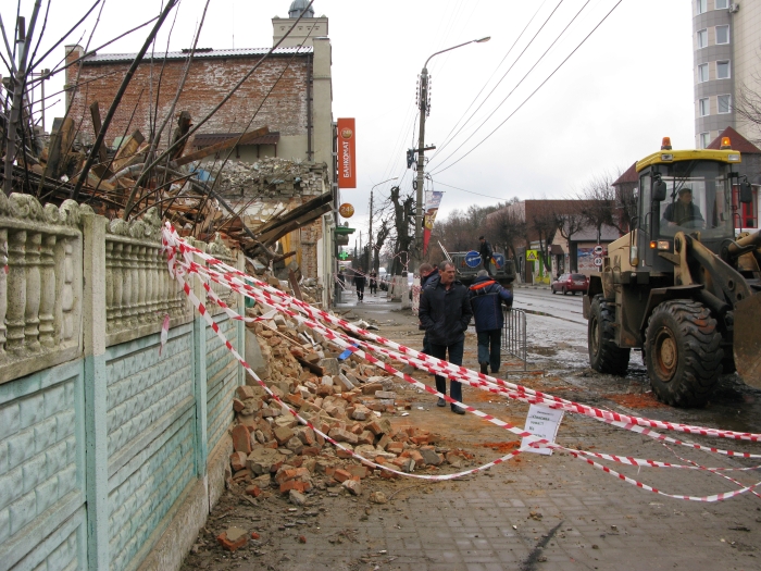 В Клинцах снесли здание в центре города