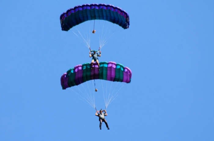 День Воздушного флота в Стародубе - показательные выступления летчиков и парашютистов, экскурсионные полёты