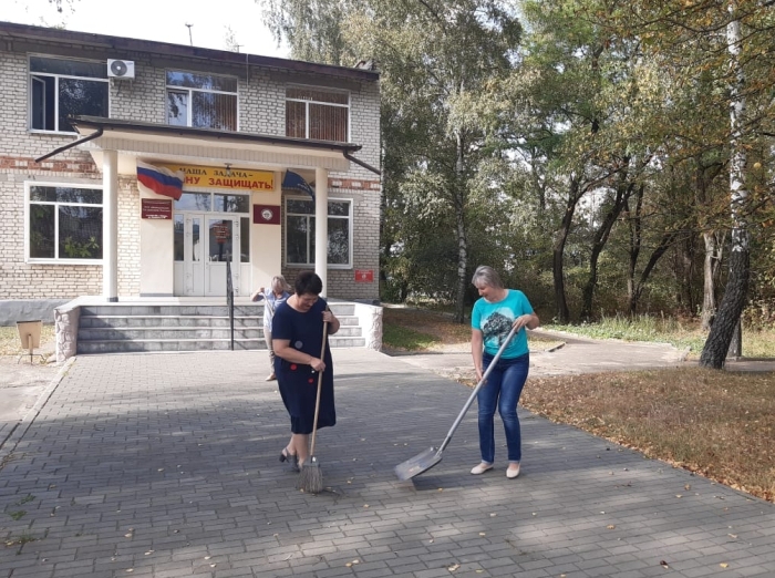 Сотрудники Клинцовской ТШ ДОСААФ навели порядок на прилегающей территории