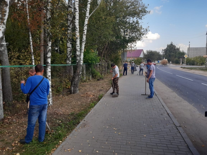Сотрудники Клинцовской ТШ ДОСААФ навели порядок на прилегающей территории