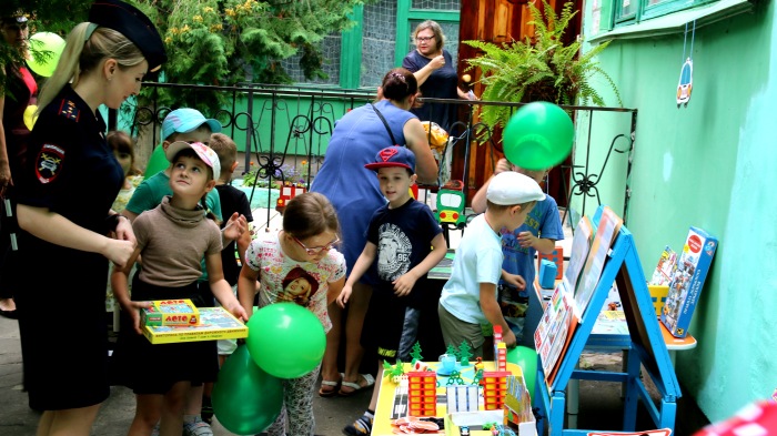В городе Клинцы юные пешеходы отметили День рождения светофора
