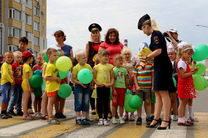 В городе Клинцы юные пешеходы отметили День рождения светофора