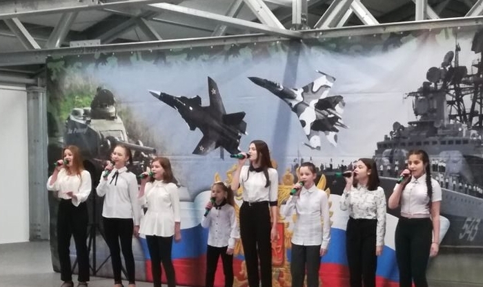 ВНародная вокальная студия «Светофор» поздравила военнослужащих с Днем защитника Отечества