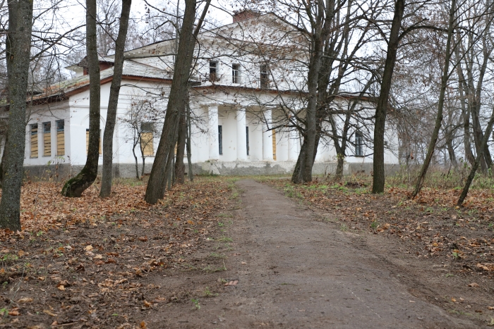 Потомки русских эмигрантов посетили в Брянской области памятник архитектуры, находящейся под охраной государства