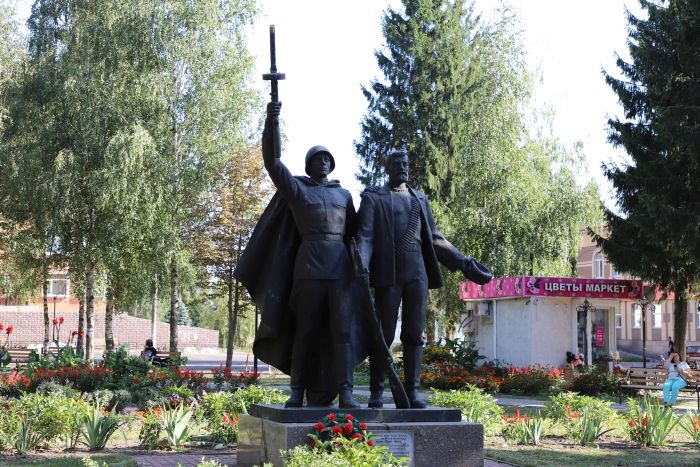 Прогулка по центру Трубчевска: бюсты героям, таблички со старыми названиями улиц