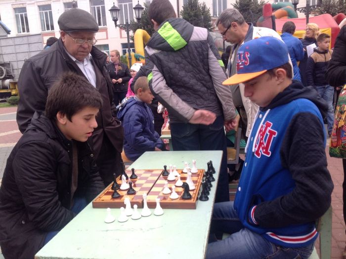 Шахматный турнир между школьниками прошел около фонтана, в день города Клинцы