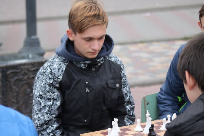 Шахматный турнир между школьниками прошел около фонтана, в день города Клинцы