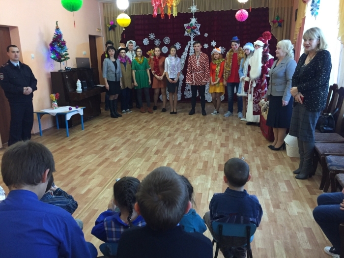 В Клинцах волонтеры поздравили детей из социального приюта с новогодними праздниками