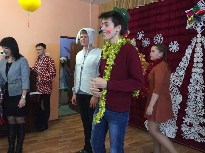 В Клинцах волонтеры поздравили детей из социального приюта с новогодними праздниками