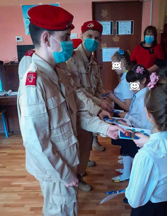 5В Клинцовском районе юнармейцы поздравили воспитанниц социального приюта с 8 Марта