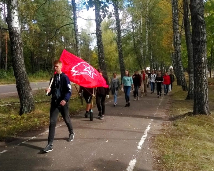 В Клинцах военнослужащие и юнармейцы привели в порядок братскую могилу семей партизан