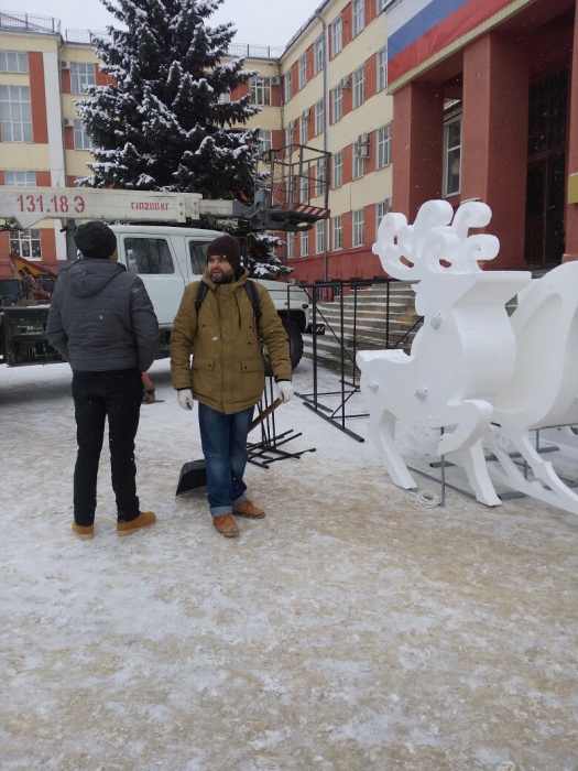 В центре Клинцов установили новогоднюю праздничную инсталляцию - оленью упряжку с Дедом Морозом