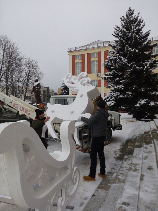 В центре Клинцов установили новогоднюю праздничную инсталляцию - оленью упряжку с Дедом Морозом
