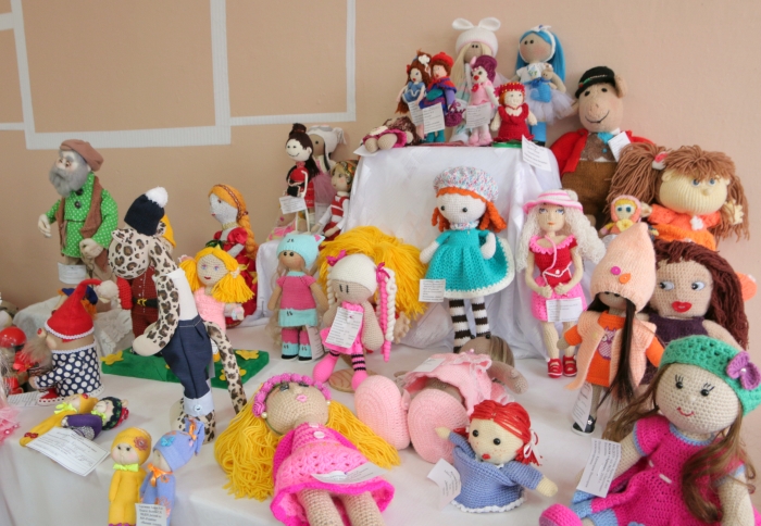 В Клинцах открылась IV выставка «Кто в куклы не играл, тот счастья не знал»