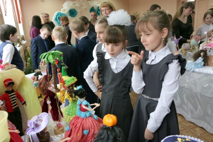 В Клинцах открылась IV выставка «Кто в куклы не играл, тот счастья не знал»