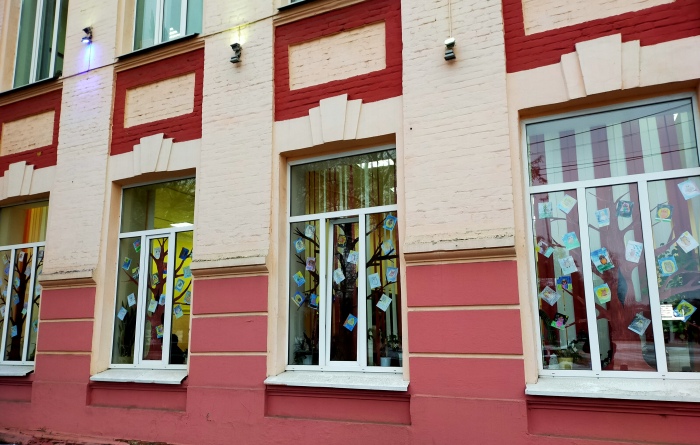 В Клинцах в окнах школы проходит выставка детских рисунков «Летела стая совсем небольшая» 