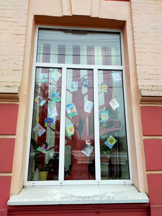 В Клинцах в окнах школы проходит выставка детских рисунков «Летела стая совсем небольшая» 