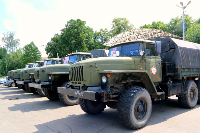 В Клинцах проходит выставка-показ автомашин «Дорогами нашей Родины»