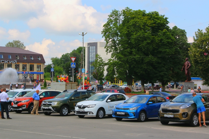 В Клинцах проходит выставка-показ автомашин «Дорогами нашей Родины»
