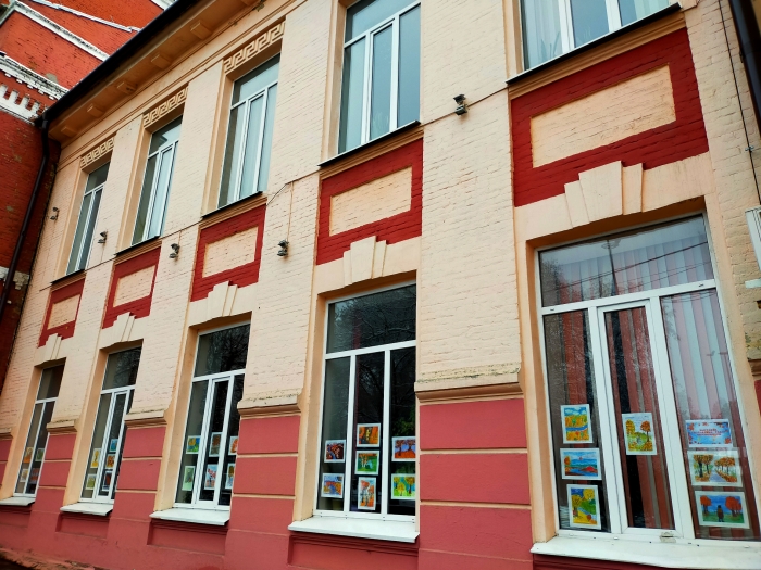 В Клинцах на центральной улице проходит выставка в окнах, которую может посмотреть любой прохожий