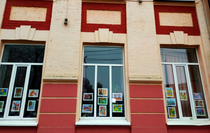 В Клинцах на центральной улице проходит выставка в окнах, которую может посмотреть любой прохожий