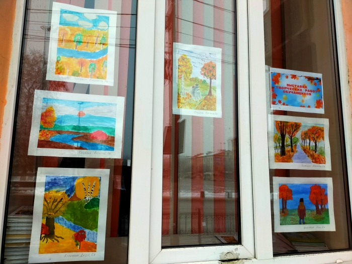 В Клинцах на центральной улице проходит выставка в окнах, которую может посмотреть любой прохожий