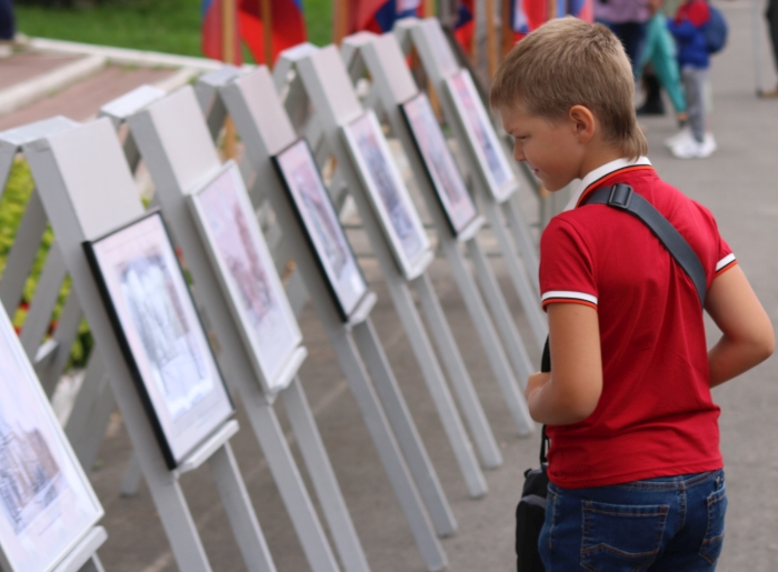 В центре Клинцов прошла выставка «Город глазами художника»