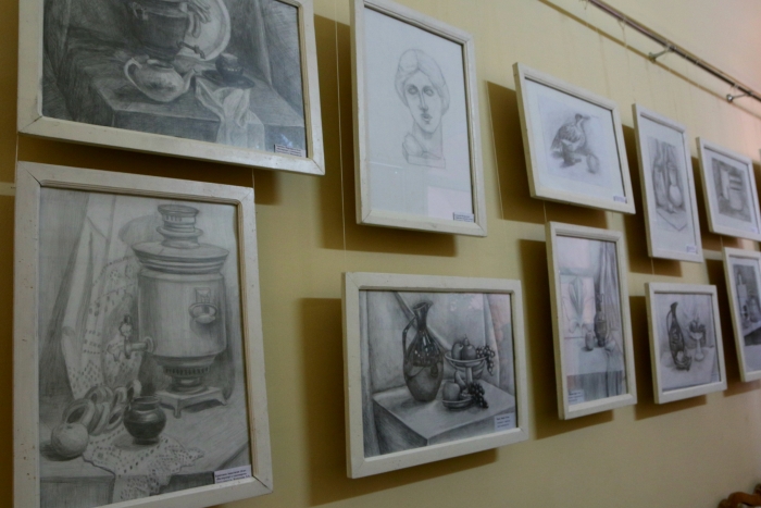 В Клинцах проходит выставка работ по академическому рисунку