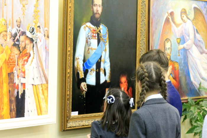 В Клинцах открылась выставка, посвященная 100-летию со дня расстрела царской семьи Романовых