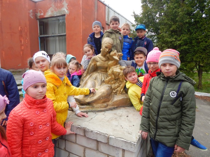 Клинцовские школьники совершили экскурсию в усадьбу фабриканта Сапожкова