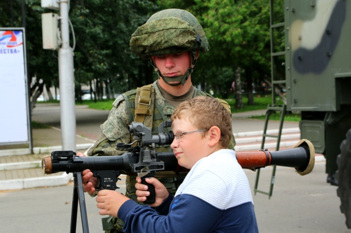 В Клинцах проходит выставка-показ военной техники «На страже Отечества»