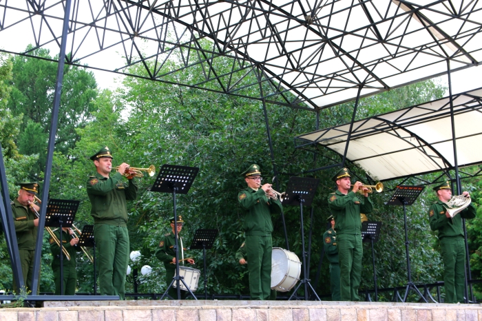 В Клинцах проходит выставка-показ военной техники «На страже Отечества»