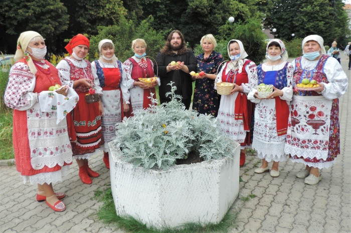 «Весёлые девчата» принимают участие в конкурсе «Три Спаса в августе»