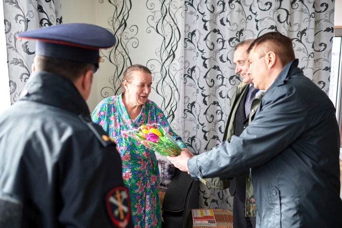 В Клинцах поздравили с 8 марта вдов и матерей сотрудников МВД, погибших при исполнении служебных обязанностей