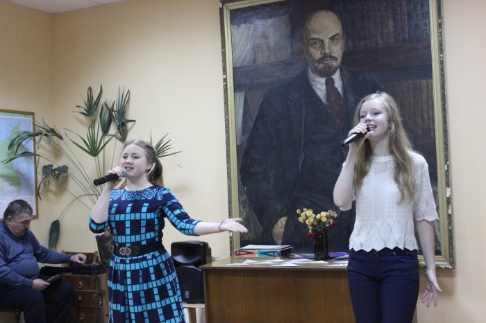Клинцовские школьники дали концерт для ветеранов