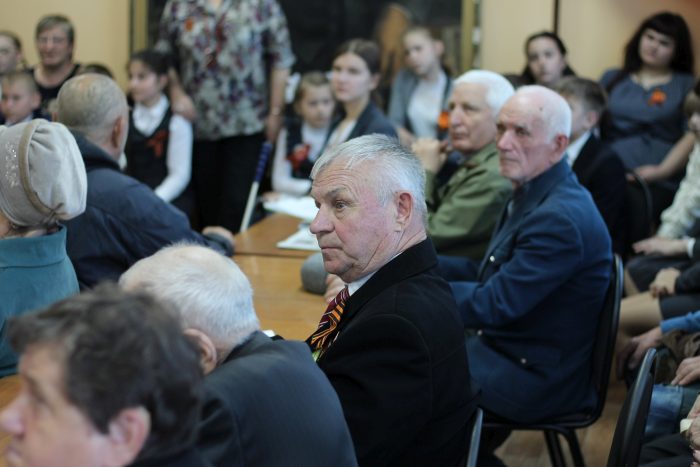 В городе Клинцы в формате «свободного микрофона» прочли ветеранам стихи о войне