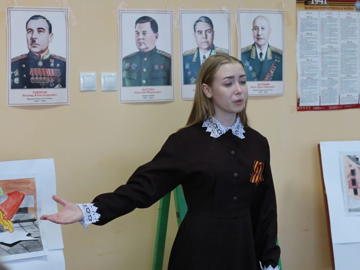 В городе Клинцы в формате «свободного микрофона» прочли ветеранам стихи о войне