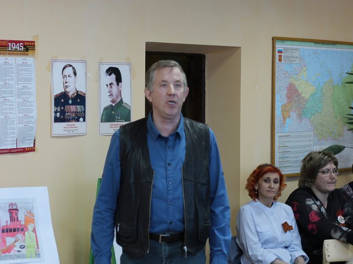 В городе Клинцы в формате «свободного микрофона» прочли ветеранам стихи о войне