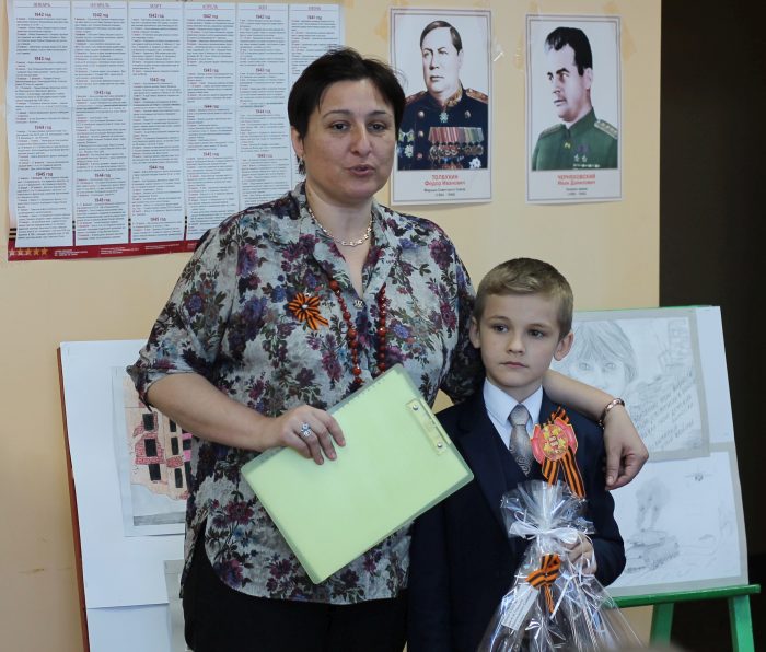 В городе Клинцы в формате «свободного микрофона» прочли ветеранам стихи о войне