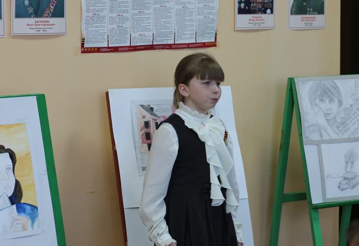 В городе Клинцы в формате «свободного микрофона» прочли ветеранам стихи о войне
