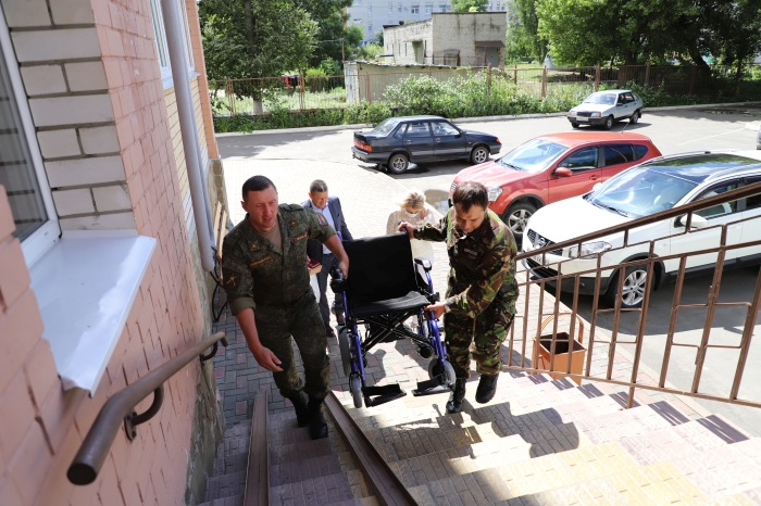 В Клинцах и Клинцовском районе ветеранам боевых действий подарили современные инвалидные коляски