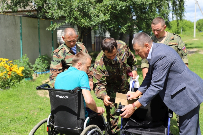 В Клинцах и Клинцовском районе ветеранам боевых действий подарили современные инвалидные коляски