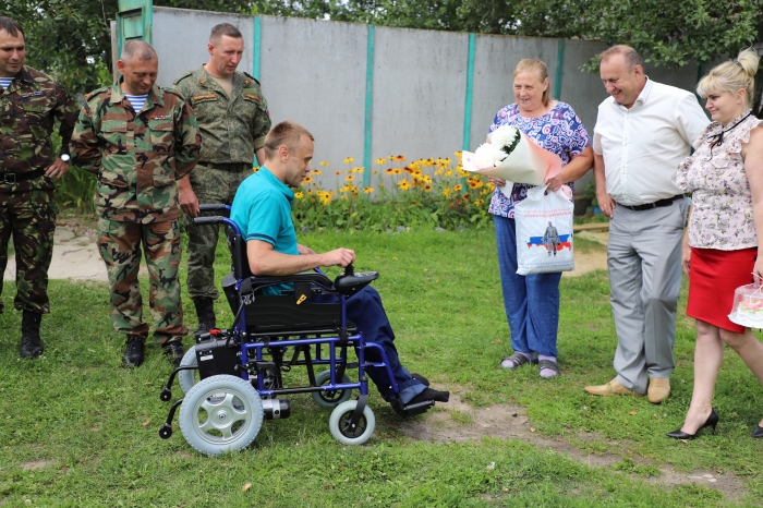 В Клинцах и Клинцовском районе ветеранам боевых действий подарили современные инвалидные коляски